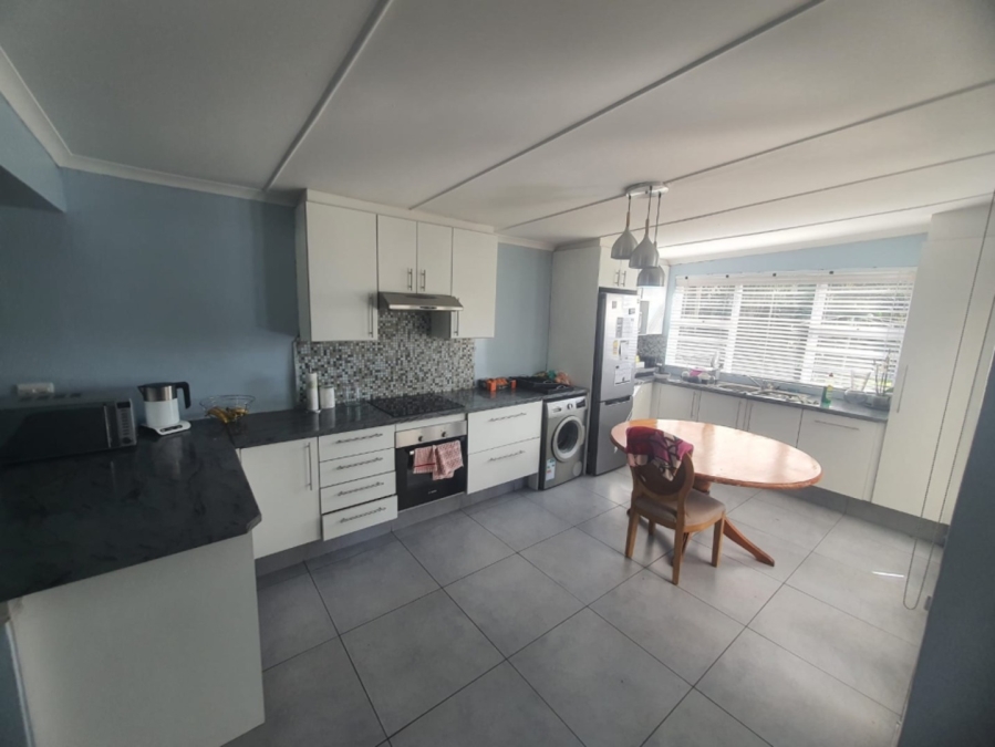 To Let 4 Bedroom Property for Rent in Nahoon Eastern Cape